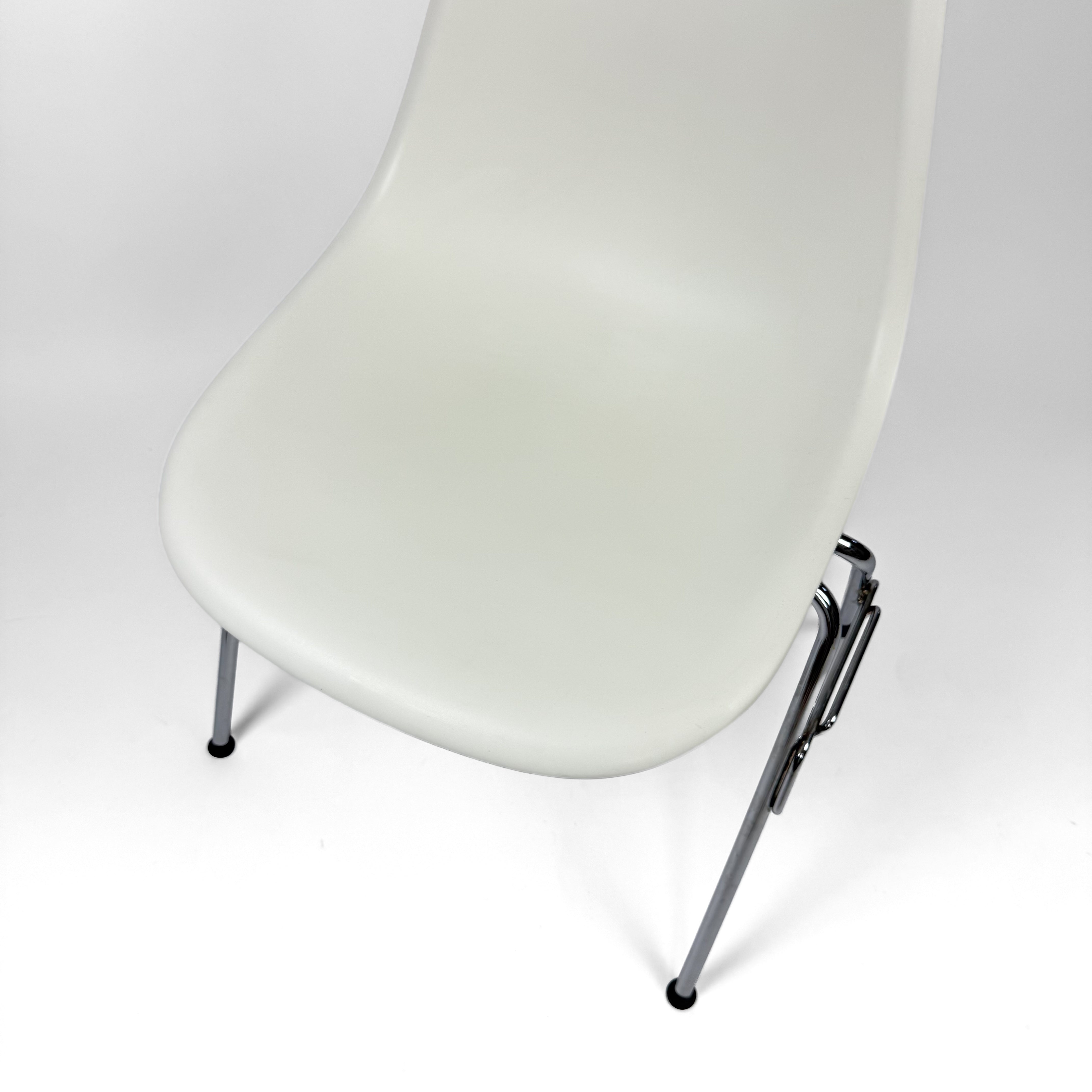 Vitra DSS Eames Plastic Side Chair