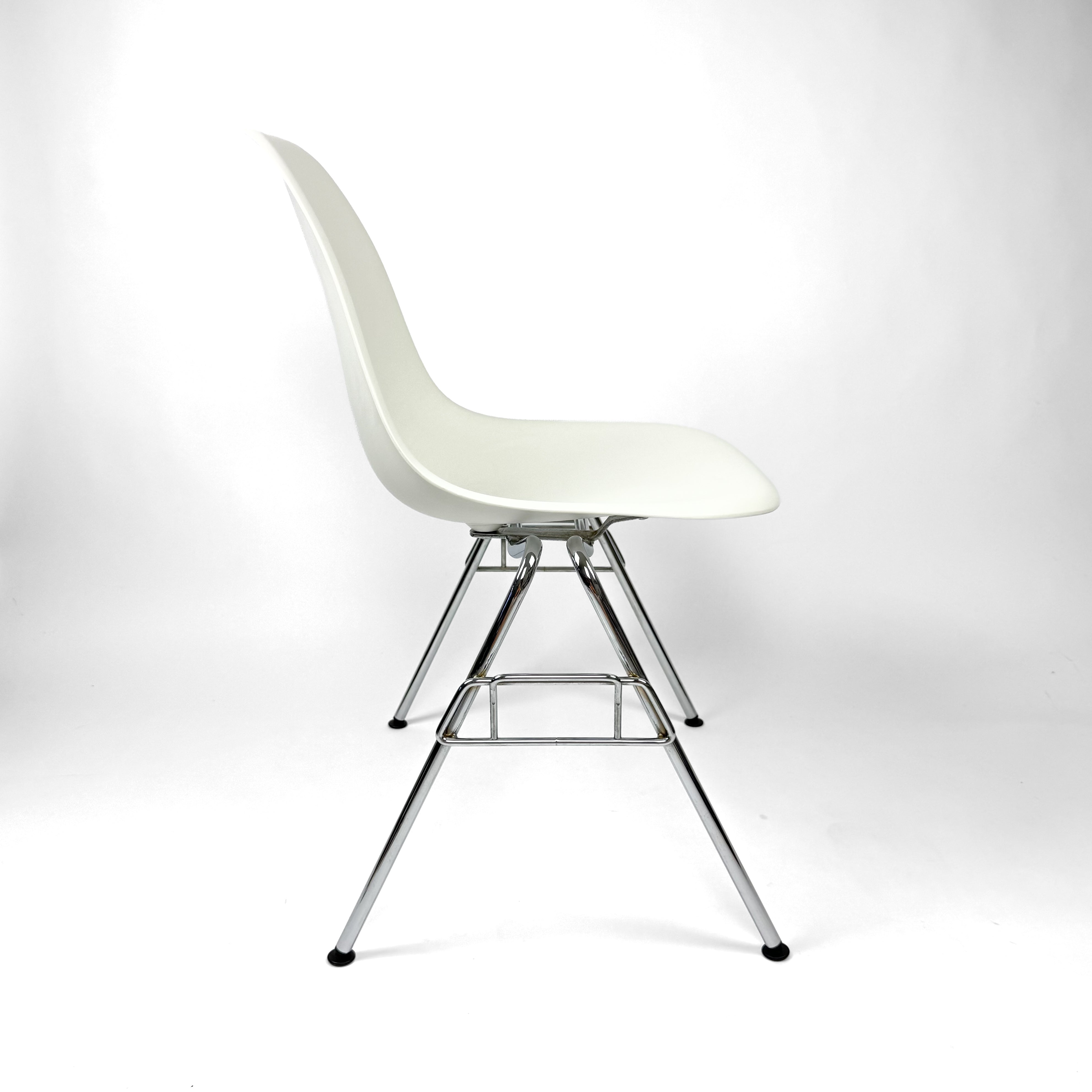 Vitra DSS Eames Plastic Side Chair