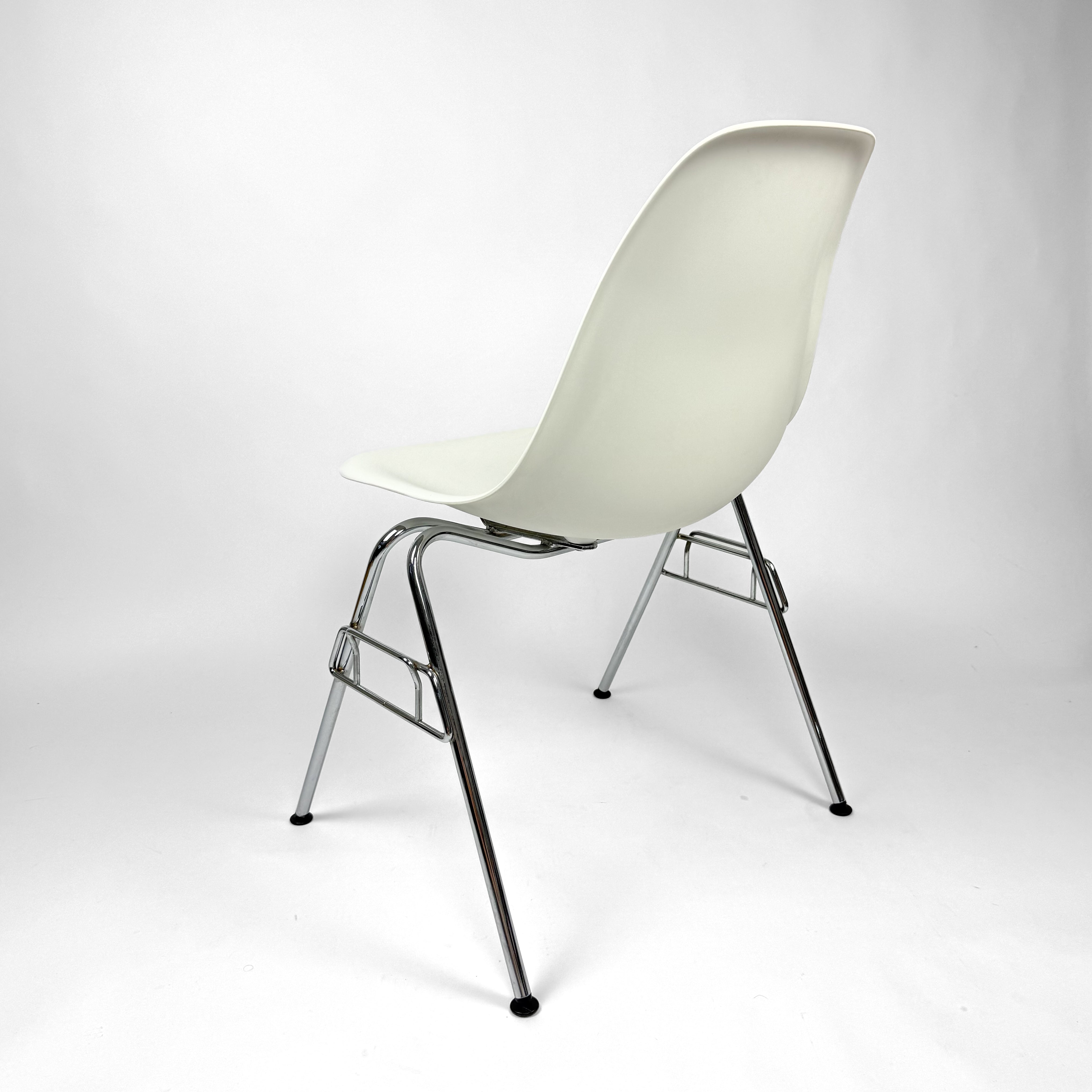 Vitra DSS Eames Plastic Side Chair