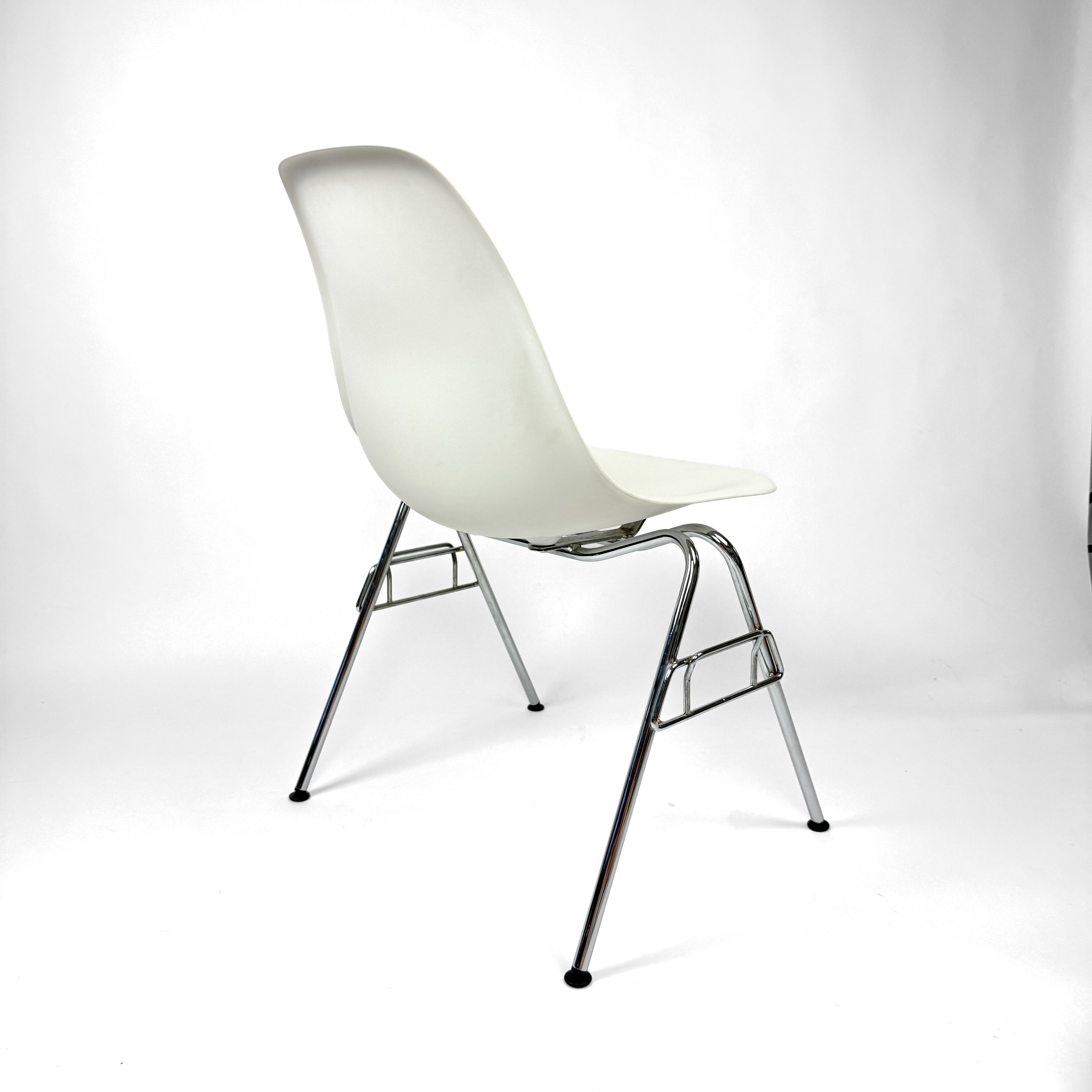 Vitra DSS Eames Plastic Side Chair