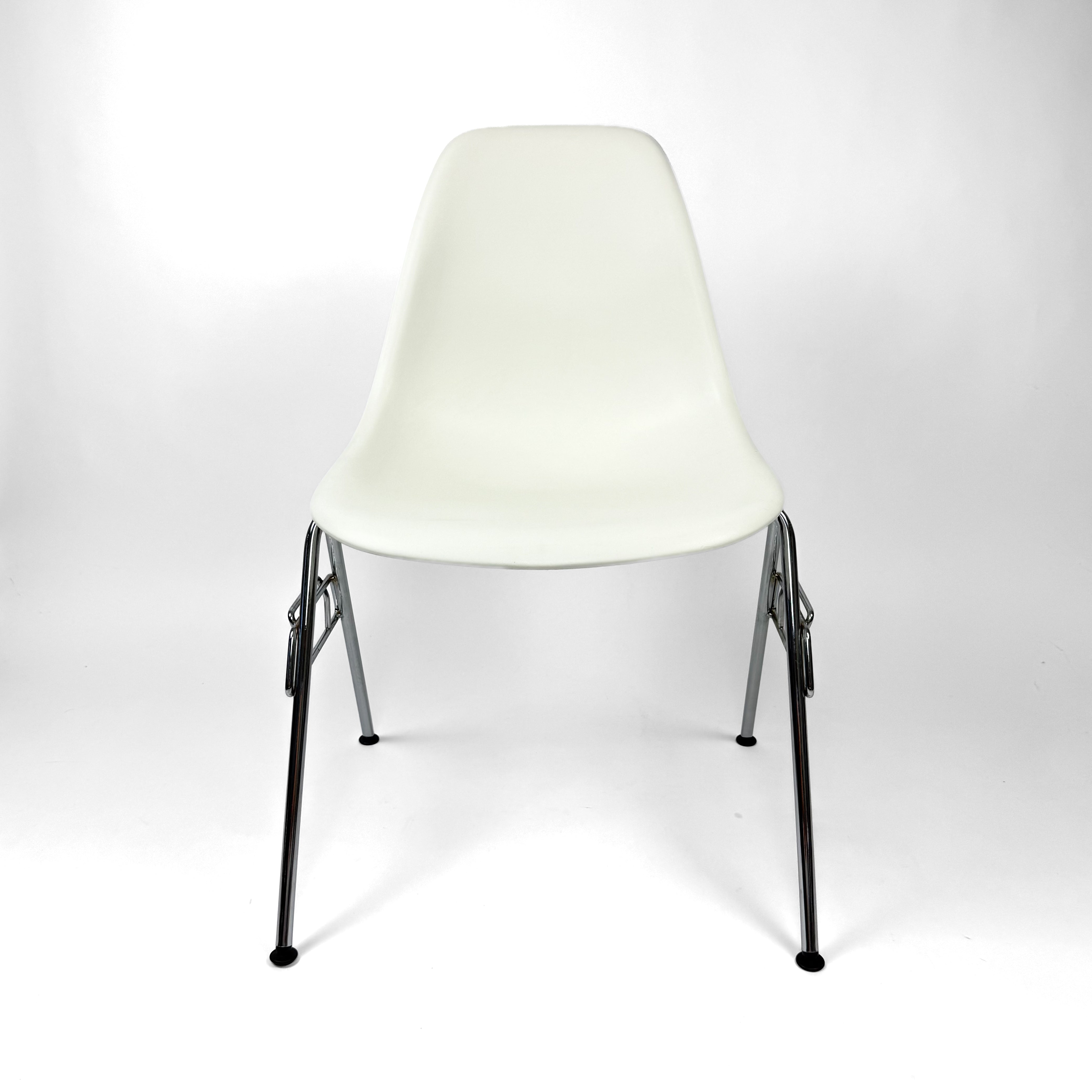 Vitra DSS Eames Plastic Side Chair
