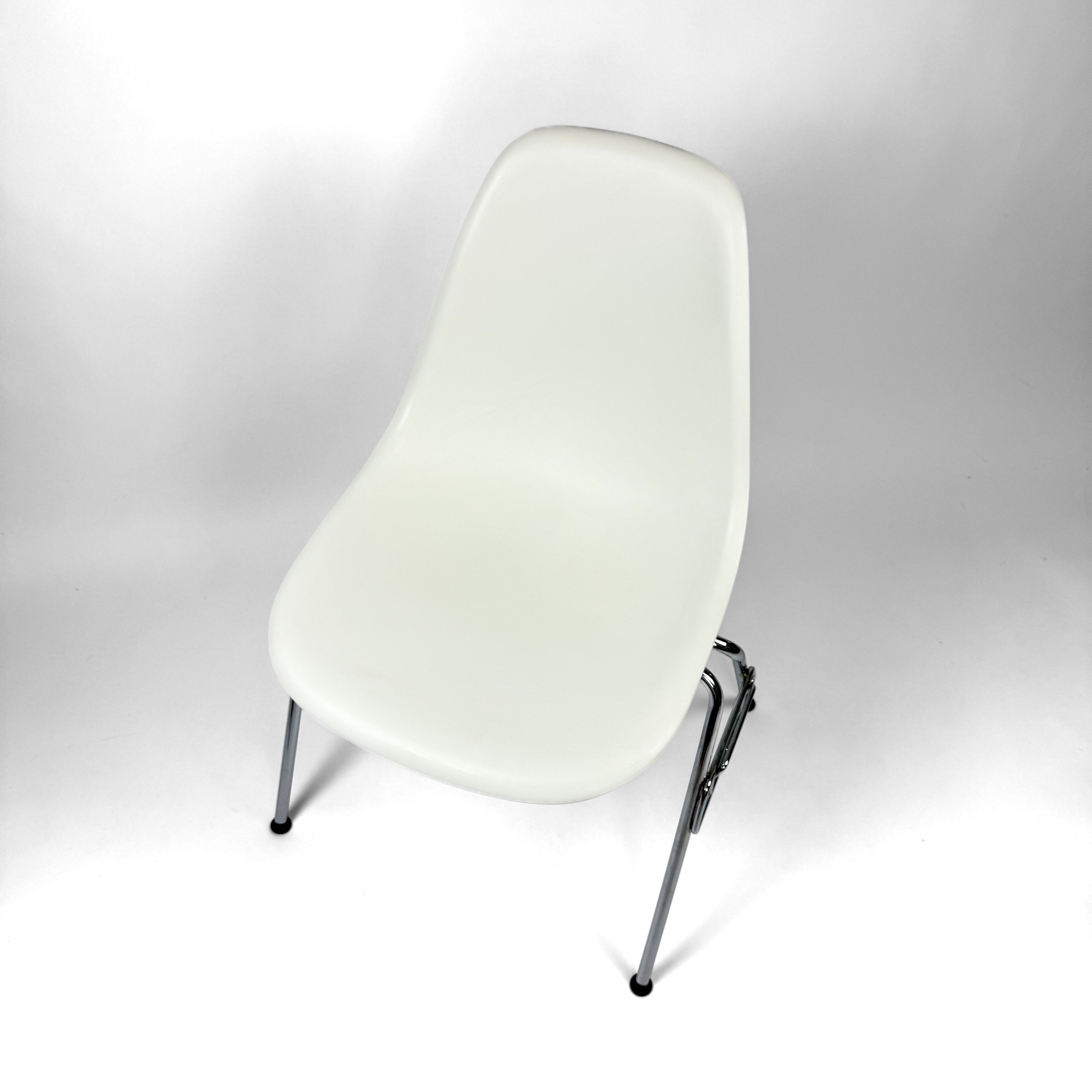 Vitra DSS Eames Plastic Side Chair
