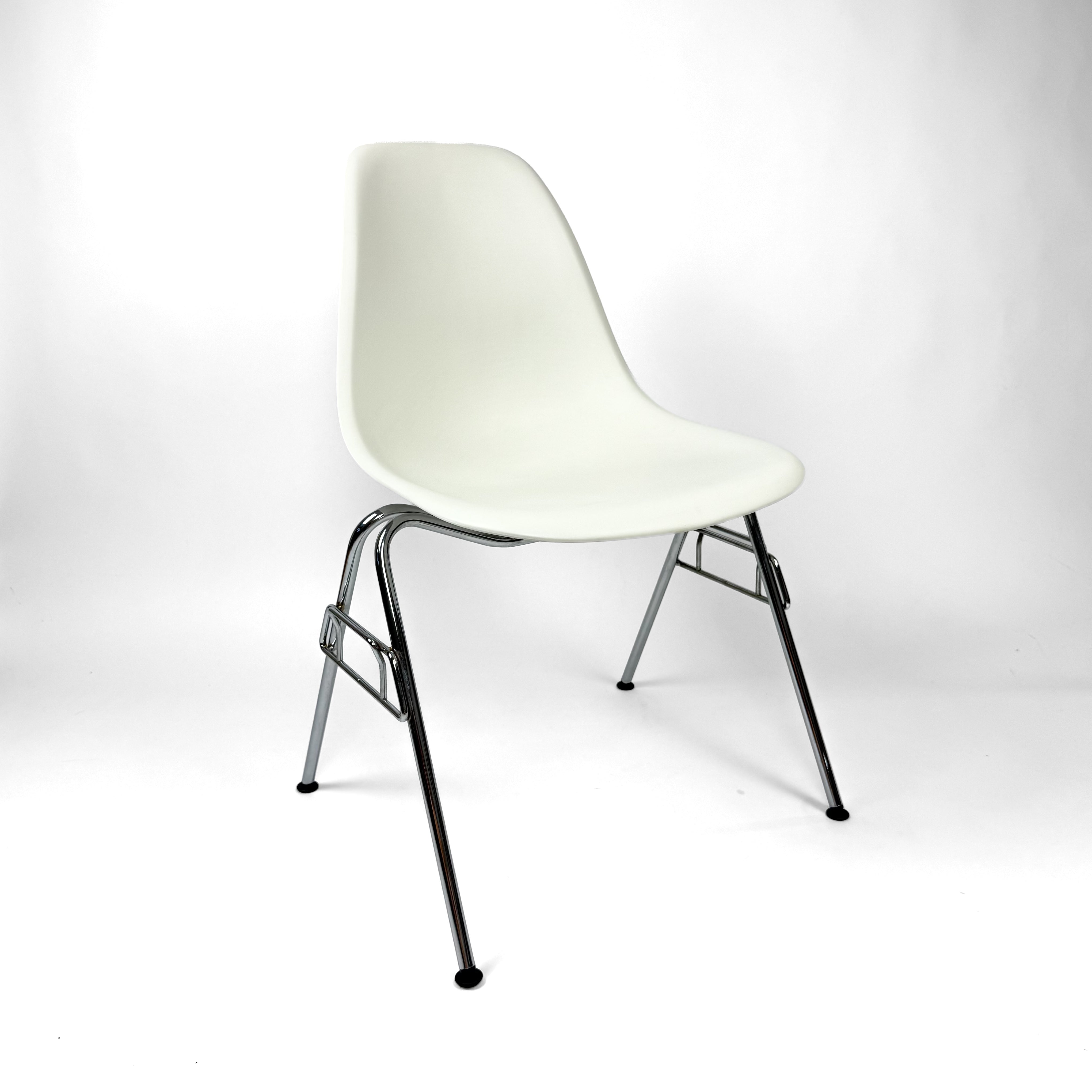 Vitra DSS Eames Plastic Side Chair