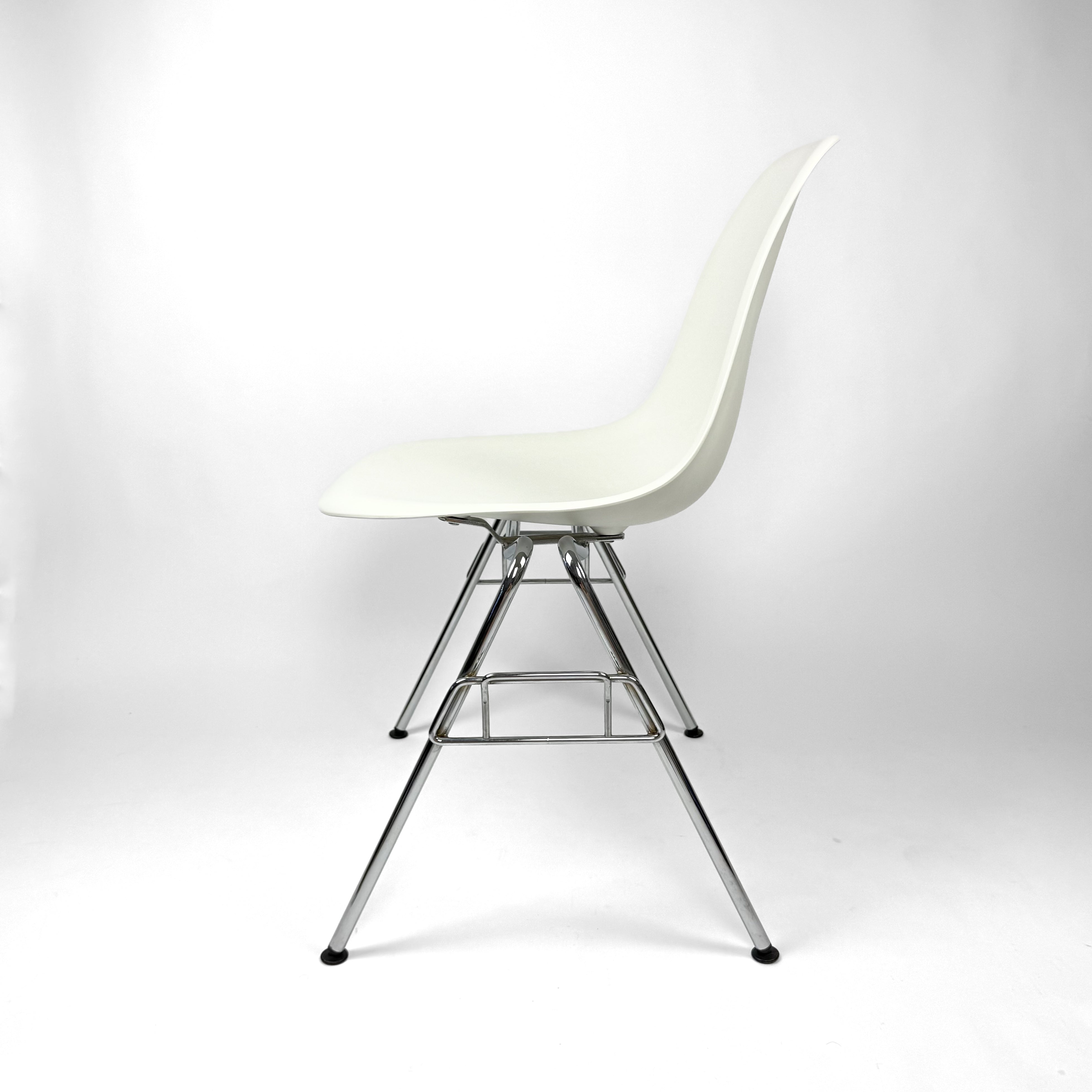 Vitra DSS Eames Plastic Side Chair
